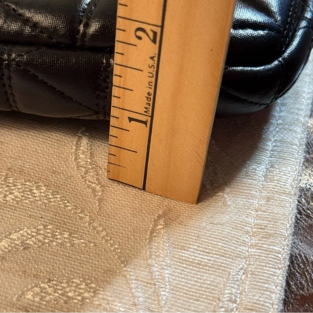 Unisex quilted reporter bag or tablet/reader bag. 10” x 14”.‎ Black. Adjustable